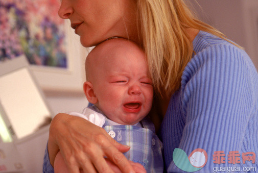 人,生活方式,室内,父母,母亲_128380307_Mother comforting crying baby_创意图片_Getty Images China