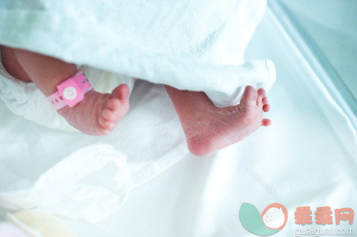 人,室内,足,赤脚,毯子_136262409_Newborn baby feet_创意图片_Getty Images China