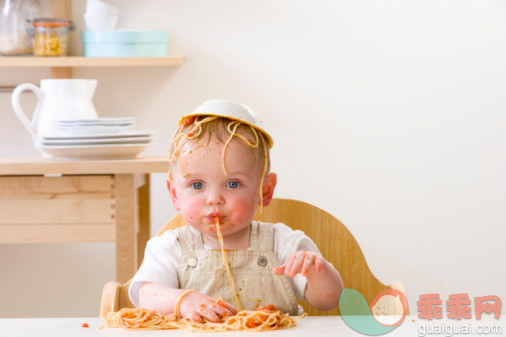 人,生活方式,饮食,室内,碗_102761960_Messy baby boy in high chair with bowl of spaghetti on head_创意图片_Getty Images China