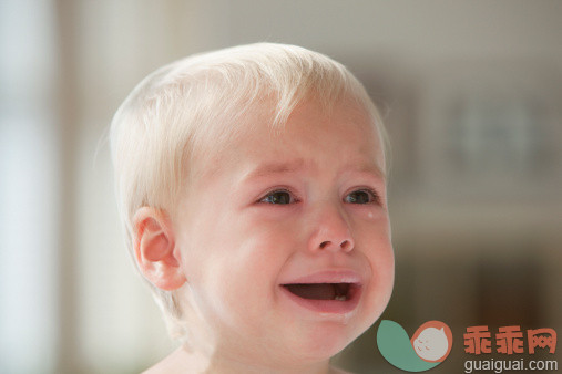 人,12到17个月,室内,金色头发,白人_138711741_Crying Caucasian baby boy_创意图片_Getty Images China