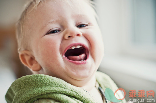 人,室内,快乐,金色头发,笑_134516053_Baby laughing_创意图片_Getty Images China