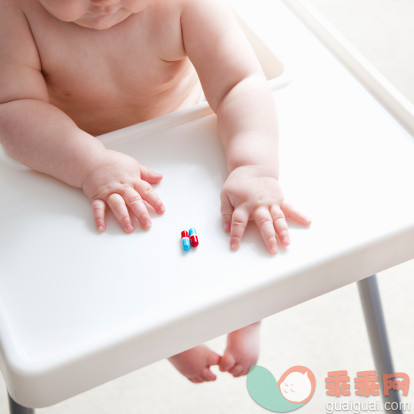 人,健康保健,影棚拍摄,腰部以下,赤脚_117980514_Baby reaching for pills_创意图片_Getty Images China