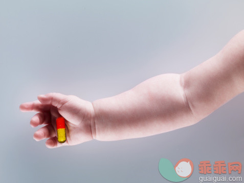 人,健康保健,影棚拍摄,手,拿着_97659368_Babies Hand holding a Pill_创意图片_Getty Images China