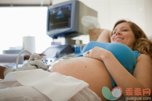 人,休闲装,健康保健,室内,30岁到34岁_97530921_Pregnant Woman Receiving a Ultra-Sound_创意图片_Getty Images China