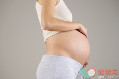 白色,人,休闲装,影棚拍摄,室内_73246063_Pregnant woman touching stomach, mid section, close-up_创意图片_Getty Images China