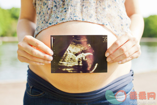人,休闲装,技术,健康保健,户外_136864377_Pregnant woman holding the scan of her baby._创意图片_Getty Images China