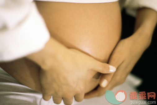 人,半装,室内,中间部分,怀孕_91550518_Woman's hands on her pregnant belly, close-up_创意图片_Getty Images China