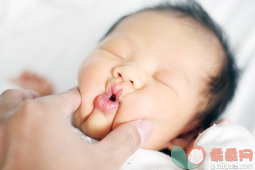 摄影,人,婴儿服装,床,室内_144248990_Sleeping baby_创意图片_Getty Images China