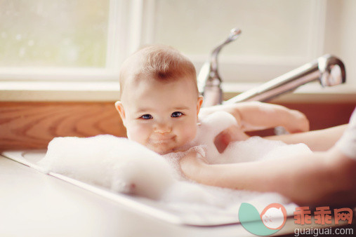 人,水槽,浴盆,水龙头,室内_142327445_Baby boy bathing in sink_创意图片_Getty Images China