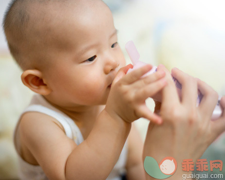 人,婴儿服装,瓶子,室内,手_499273031_Baby boy smelling_创意图片_Getty Images China