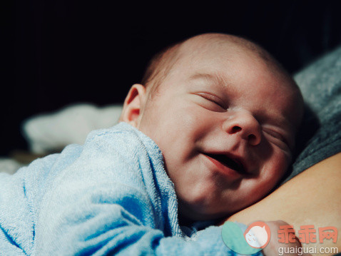 人,婴儿服装,室内,中间部分,白人_143799531_Little baby boy smiling_创意图片_Getty Images China