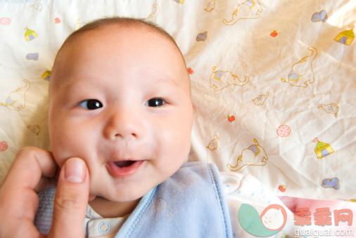 人,婴儿服装,室内,手,微笑_124599726_Fathers hand touching baby face_创意图片_Getty Images China