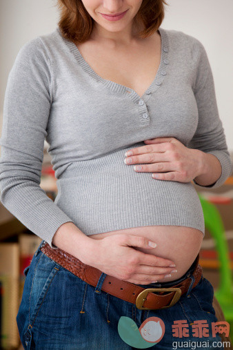 人,休闲装,住宅内部,健康保健,室内_149321542_Pregnant young woman with hand on belly, midsection_创意图片_Getty Images China