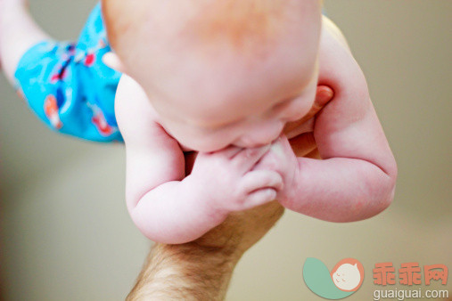 人,婴儿服装,户外,手,白人_143898096_Super Baby_创意图片_Getty Images China