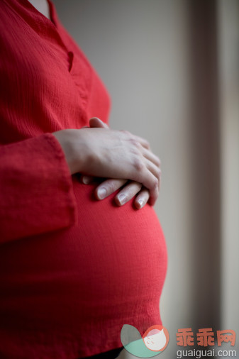 摄影,人,休闲装,室内,中间部分_83819768_Woman's hands rested on pregnant belly_创意图片_Getty Images China