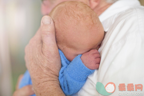 人,休闲装,婴儿服装,室内,中间部分_119498399_Baby cuddle_创意图片_Getty Images China