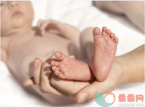 人,室内,手,裸体,拿着_162584574_Baby feet in mum's hand_创意图片_Getty Images China