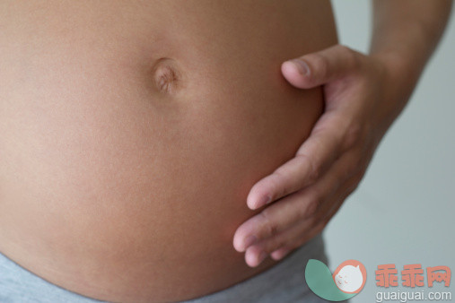 人,半装,室内,中间部分,25岁到29岁_137083394_Pregnant woman touching her belly, cropped_创意图片_Getty Images China