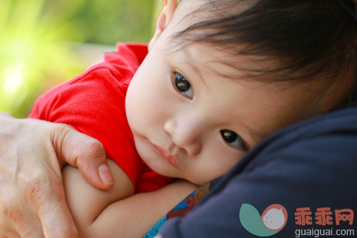 人,婴儿服装,户外,中间部分,手_123133271_Little baby boy being cared by mom_创意图片_Getty Images China