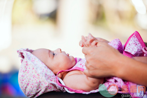 人,婴儿服装,户外,白人,拿着_490249849_Woman with her baby girl_创意图片_Getty Images China