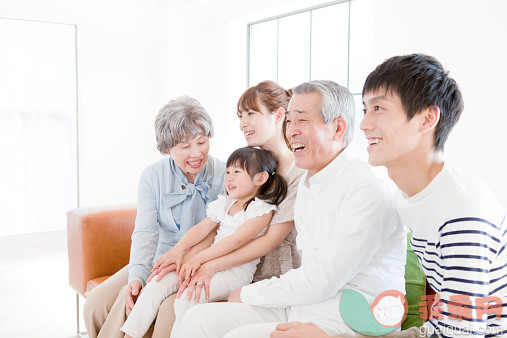 人,沙发,室内,25岁到29岁,坐_526299265_a family sitting on a sofa_创意图片_Getty Images China