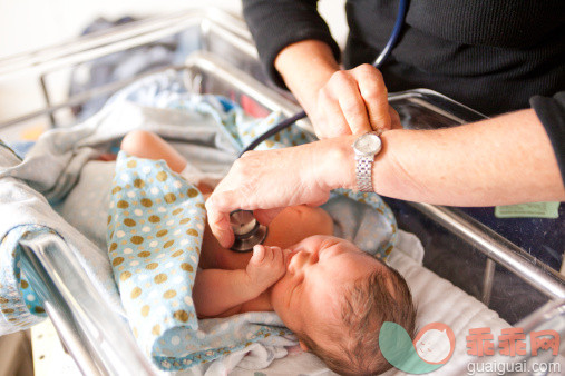 人,健康保健,四肢,手臂,护士_106749438_New Born Baby gets first check up_创意图片_Getty Images China