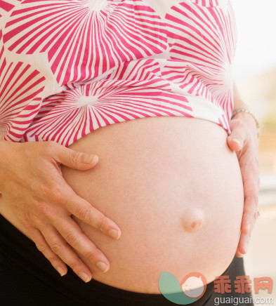 人,人生大事,室内,中间部分,手_80357307_Pregnant woman with hands on belly_创意图片_Getty Images China