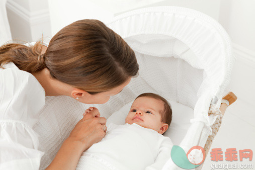 人,住宅内部,室内,30岁到34岁,白人_107908328_Mother with baby in bassinet_创意图片_Getty Images China