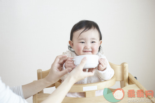 吃,微笑,女儿,家庭,食品_gic11170801_Baby girl having soup_创意图片_Getty Images China