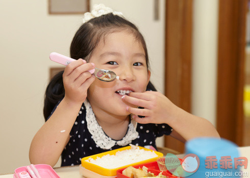 人,休闲装,食品,桌子,室内_511695595_The girl under meal which is looking at the camera_创意图片_Getty Images China