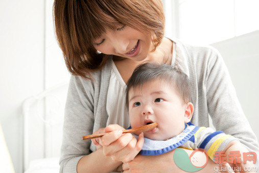 人,饮食,休闲装,生活方式,室内_488609339_Mother feeding baby boy_创意图片_Getty Images China