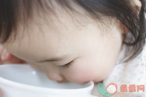 头像,吃,饮食,喂养,女儿_gic11169937_Baby girl having soup_创意图片_Getty Images China