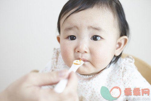 女儿,家庭,食品,婴儿食品,饮食_gic11168982_Baby girl being fed_创意图片_Getty Images China