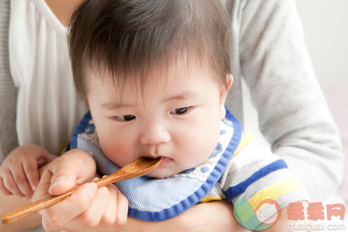 人,饮食,休闲装,生活方式,室内_488609335_Baby boy eating food_创意图片_Getty Images China