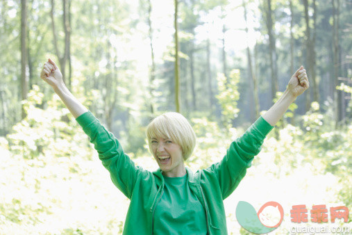 人,休闲装,自然,户外,25岁到29岁_138311416_Germany, Bavaria, Schaeftlarn, Young woman in forest with arms up, portrait, smiling_创意图片_Getty Images China