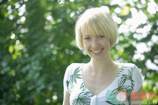 人,休闲装,自然,户外,25岁到29岁_138311421_Germany, Bavaria, Schaeftlarn, Close up of young woman in park, portrait, smiling_创意图片_Getty Images China