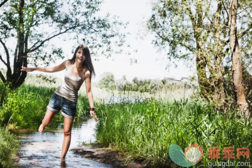 人,休闲装,户外,20到24岁,白人_106352300_Germany, Cologne, Young woman standing in creek_创意图片_Getty Images China