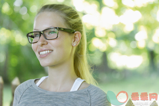 人,休闲装,自然,户外,20到24岁_138311398_Germany, Bavaria, Schaeftlarn, Close up of young woman with thick spectacles, smiling_创意图片_Getty Images China