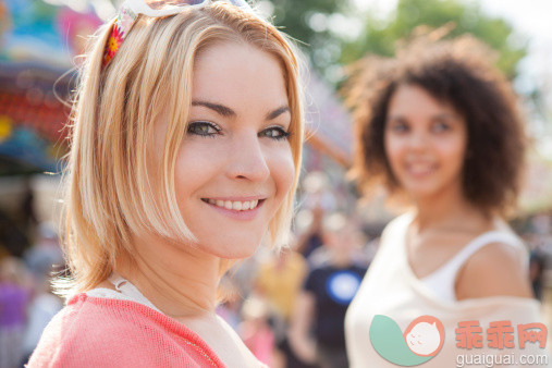 人,休闲装,户外,20到24岁,25岁到29岁_490661161_Germany, Herne, Two young women at the fairground_创意图片_Getty Images China