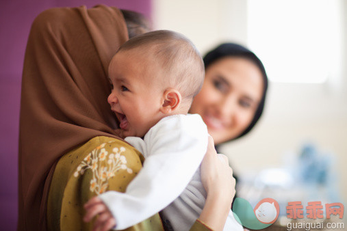 人,婴儿服装,室内,25岁到29岁,人的嘴_162744067_Middle Eastern Culture women laugh together with a baby._创意图片_Getty Images China