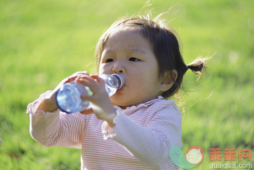 人,饮食,瓶子,户外,棕色头发_gic18543200_Girl Drinking water_创意图片_Getty Images China