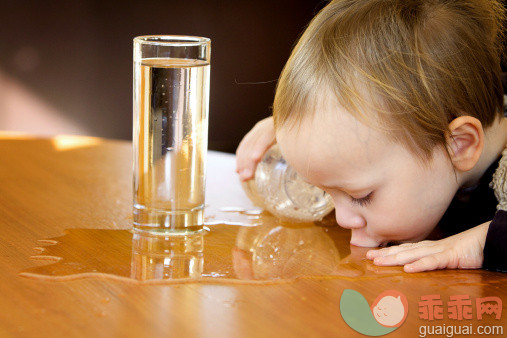 人,桌子,室内,冷饮,棕色头发_127668435_Boy sipping water from table_创意图片_Getty Images China