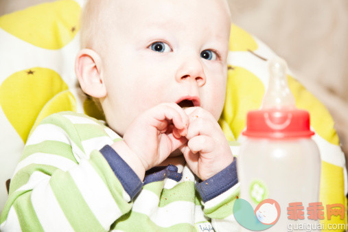 人,饮食,婴儿服装,饮料,瓶子_129016891_Child eating breakfast_创意图片_Getty Images China