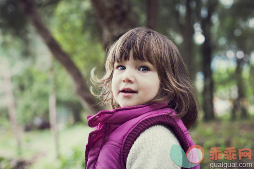 人,婴儿服装,户外,满意,棕色头发_125759470_Toddler girl in forest_创意图片_Getty Images China