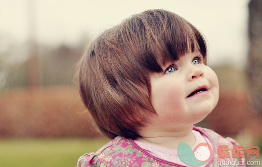 人,休闲装,户外,蓝色眼睛,满意_147186530_Little blue eyed girl_创意图片_Getty Images China