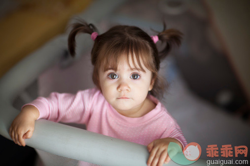 人,婴儿服装,12到17个月,室内,褐色眼睛_154938994_Portrait of a small girl_创意图片_Getty Images China