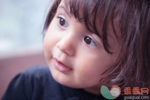 人,休闲装,室内,褐色眼睛,棕色头发_153909607_Little girl with awakened glance_创意图片_Getty Images China