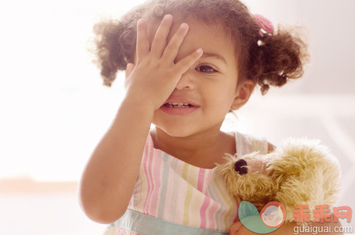 人,12到17个月,室内,毛绒玩具,卷发_136851175_Small girl putting hand on face with soft toy_创意图片_Getty Images China