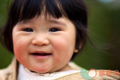 人,休闲装,户外,满意,微笑_143665988_Baby girl smiling_创意图片_Getty Images China