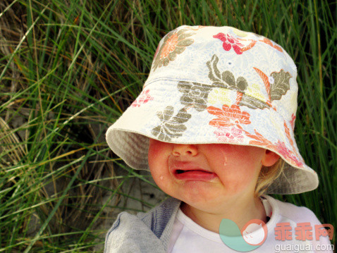 人,婴儿服装,帽子,户外,白人_139686545_Girl with hat pulled over face crying_创意图片_Getty Images China